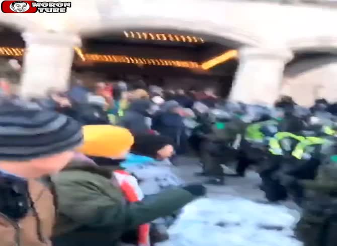 Video :Protesters crushed by mounted police in Ottawa
